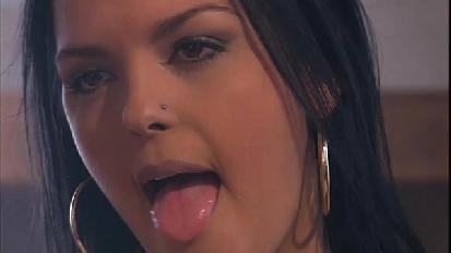 Bruna molto calda scopata nel culo