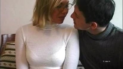 Bionda carina scopata da due ragazzi a casa