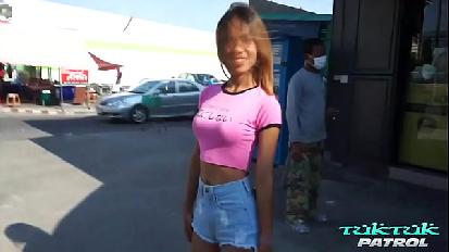 Una bella dilettante magra cavalca il cazzo di un ragazzo bianco a bangkok