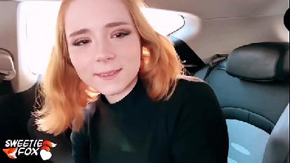 Redhead succhiare il cazzo di taxi driver e cum rondine in auto pov
