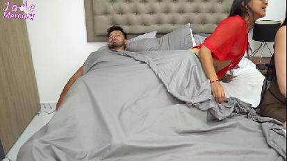 La mia sorellastra mi invita a casa sua condividiamo il letto tutte e tre e finisco per scopare con suo marito