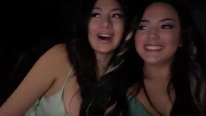 Latine formose danno la mancia al loro autista uber con la figa bagnata