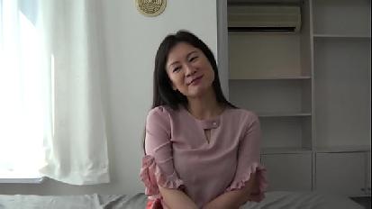 La moglie di un vicino con coppa g e un bambino viene filmata ripetutamente a casa mentre suo marito e suo figlio sono via 1