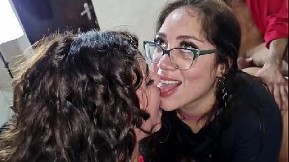 Sono andato a filmare il mio amico e quei bastardi mi hanno fatto succhiare e poi mi hanno infilato i loro cazzi dentro