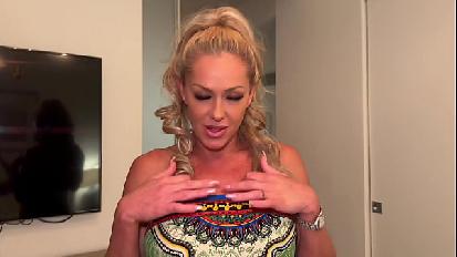 La mia matrigna sexy mi sorprende a comprare porno in un ppv in hotel