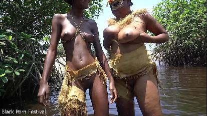 Ragazze tribali africane che eseguono un rituale sessuale selvaggio su di me vicino al fiume