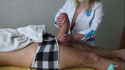 Come si presenta la fantasia di una massaggiatrice su un uomo con un cazzo gigante ogni donna sogna un cazzo enorme che vorrebbe toccare con le mani masturbarsi con un tronco caldo e spesso impossibile da raggiungere