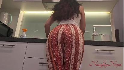 La mia donna delle pulizie non protesta finché riceve una mancia extra