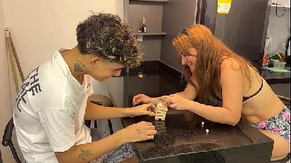 La mia matrigna con un culo enorme fa una scommessa con me e io la tradisco per scoparla bene