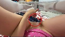 Oddio sto venendo la notte di natale sorellastra si masturba la figa cremosa e bagnata pov