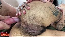 Questa donna sposata molto cattiva che non si depila ha dato la sua figa e il suo culo alla cuckold house