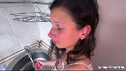 La matrigna si sottomette al figliastro e lui la usa