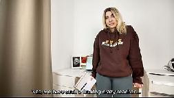 Il fratellastro aiuta la sorellastra con i compiti di matematica in cambio di sesso