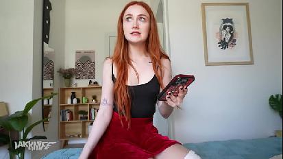 La piccola sorellastra non riesce a smettere di scattare foto nuda