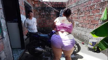 Il vicino mi lava la moto per poi fare sesso con me