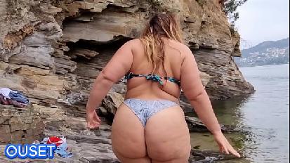 Matrigna con un culo enorme fa sesso in pubblico sulla spiaggia