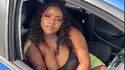 Una grossa ebano si fa scopare attraverso un buco nei suoi pantaloncini attillati mentre si dirige all autolavaggio