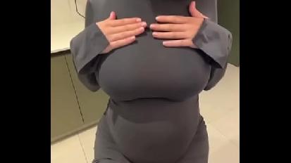 Amo la mia matrigna con le grandi tette lattee