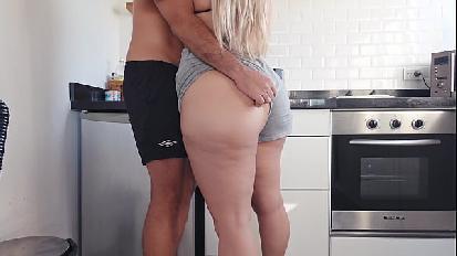 La cucina della milf è stata interrotta da una scopata veloce scopata della matrigna