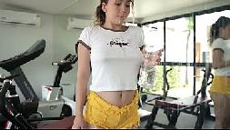 L allenamento sudato in palestra di una piccola asiatica si trasforma in una scopata hardcore