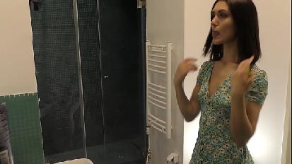 La ragazza universitaria calda e stretta è una babysitter e le piace passeggiare senza mutandine nel suo vestito estivo