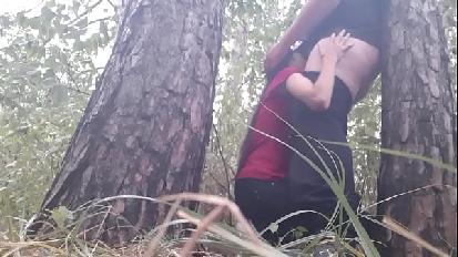 Ci siamo nascosti sotto un albero dalla pioggia e abbiamo fatto sesso per scaldarci