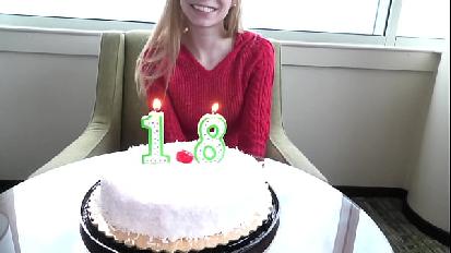 Guarda questa novellina bionda di 18 anni con le gambe lunghe mentre succhia il cazzo