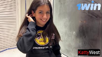 Ragazza tradisce il suo ragazzo sul balcone con il suo amico