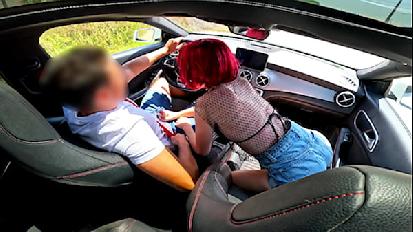 Prendo una ragazza sconosciuta ad una festa e lei mi fa un pompino finché non finisco di venire quando tiro fuori il pene in macchina