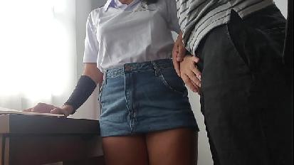 Pensava che sarebbe stata solo una lezione privata ma quando erano soli mi ha scopato il culo spero che nessuno lo scopra