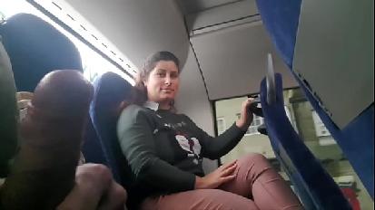L esibizionista seduce la milf per succhiare e masturbare il suo cazzo sull autobus