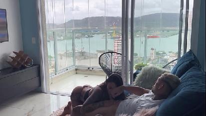 Scopando la figa della bruna sul divano