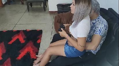 Giocando a play scopo la mia figlioccia innocente che è venuta a trovare i suoi genitori e ci ha quasi beccati