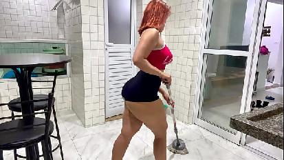 Ho assunto questa cameriera ed è venuta con questi pantaloncini attillati che porca impazzisco con quel culo