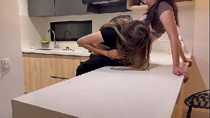 Dovevamo prendere un caffè ma alla fine ho bevuto il miele della sua vagina