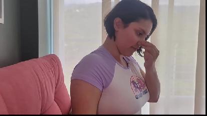 Sorellastra monello trovo la mia sorellastra in mutande sul divano