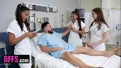 Tre dottori sexy a turno rimbalzano su e giù sul cazzo del paziente fortunato