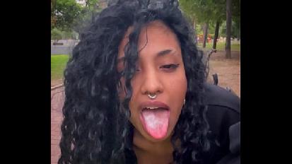 Bere latte in un parco pubblico a buenos aires