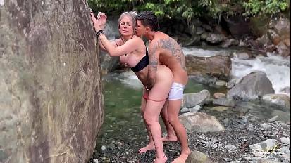 La mia prima volta con il mio figliastro nel fiume