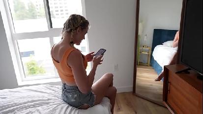 La mia compagna di stanza mi ha lasciato scopare il suo piccolo buco del culo stretto