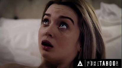 Pure taboo la piccola vergine obbediente lexi lore riceve un abbraccio molto speciale dal patrigno derrick pierce
