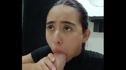 Un ragazzo sexy fa entrare la sua sorellastra e le fa del buon sesso orale finché non le viene in bocca