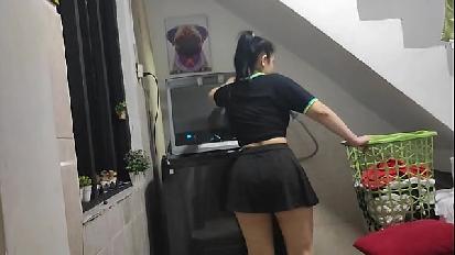 Mentre faccio il bucato arriva il mio cugino acquisito mi registra e si scopa stavo lavando i miei vestiti e il mio pervertito cugino acquisito mi perseguita e devo scoparlo affinché mi presti la lavatrice