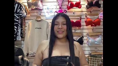 Ho chiesto alla commessa di biancheria intima di scoparmi nel suo negozio