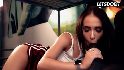 Una giovane donna fortunata riesce a scopare il compagno di stanza della bbc mentre è in vacanza