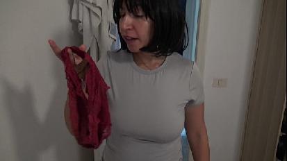 Ho beccato il mio eccitato figliastro diciottenne a masturbarsi il suo grosso cazzo sulle mie mutandine sporche