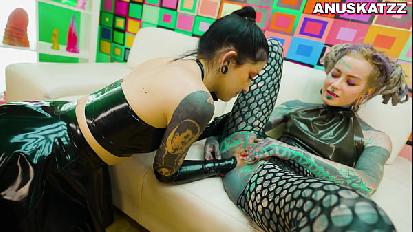 Ragazza inchiostrata anuskatzz fetish lattice anale gioca con morea figa nera leccata fisting fino a schizzare pov