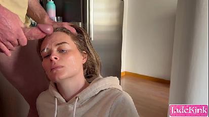 Umiliazione facciale fatta in casa della fidanzata carina