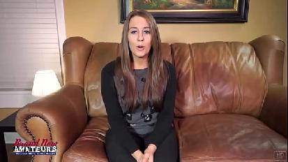 Una rossa matura e prosperosa autunnale schizza sul divano e succhia un grosso cazzo