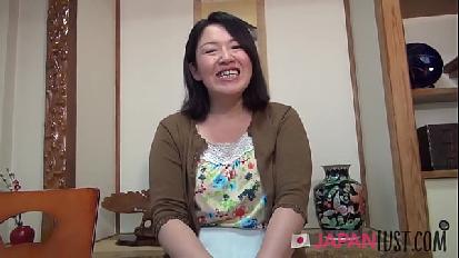 Ragazza giapponese matura paffuta ama il cazzo al chiuso e all aperto